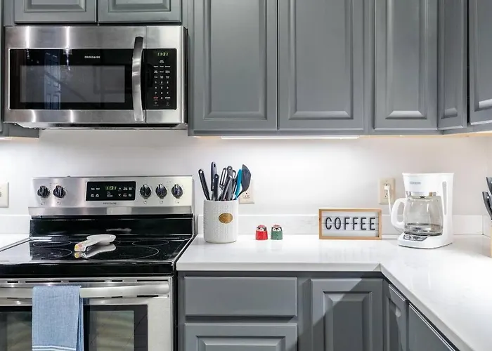Unique And Charming Downtown Apt