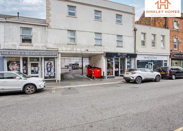 Spacious 2 Bed - Central Location - Free Parking - Hpc Transport Links - By Hinkley Homes Short Lets & Serviced Accommodation