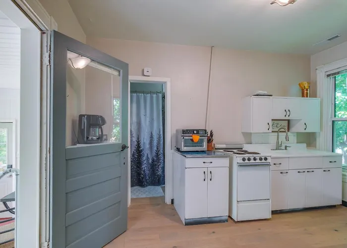 3 Mi To Liberty U: Apt W/ Full Kitchen & King Bed!