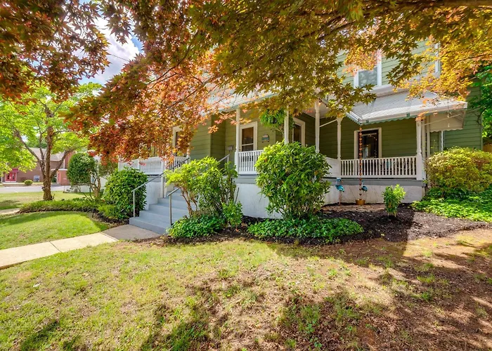 3 Mi To Liberty U: Apt W/ Full Kitchen & King Bed!