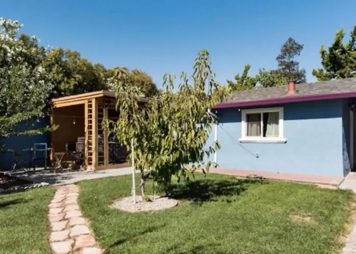 Modern Private Unit With Serene Backyard