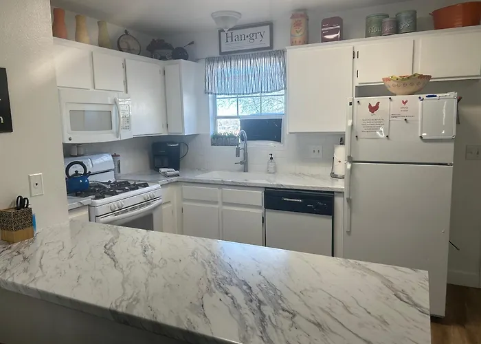 Red Hen Rental - 2 Bed With 1 Full Bath 1 Half Bath Full Kitchen