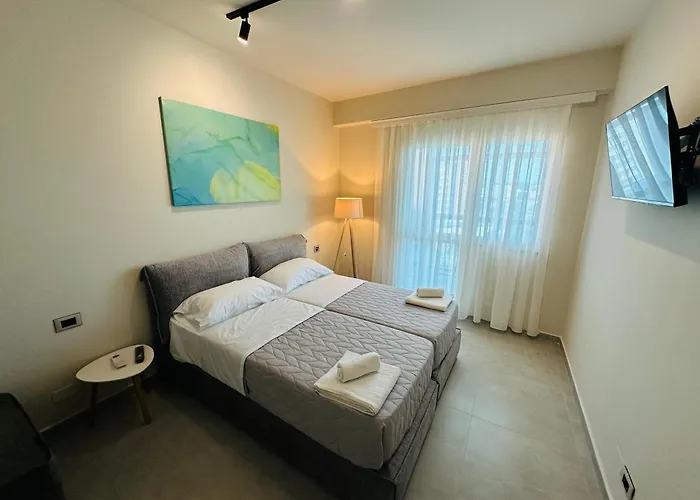 Stay-Five Modern Central Studios Self Check-In & Fast Wi-Fi