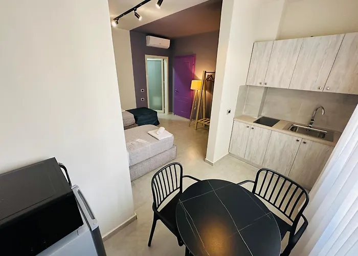 Stay-Five Modern Central Studios Self Check-In & Fast Wi-Fi