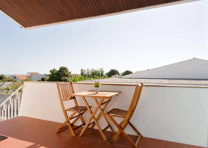 King Size Bed With Air Conditioning Near The Beach & Free Street Parking
