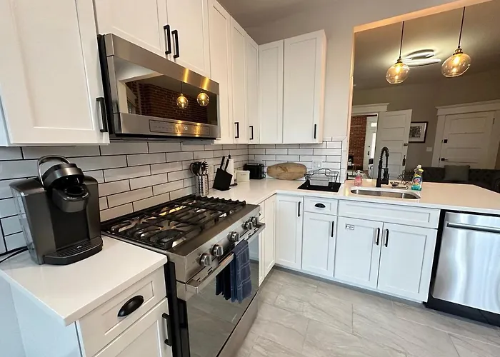 Big Brick 2 Bedroom Apartment In Victorian Village