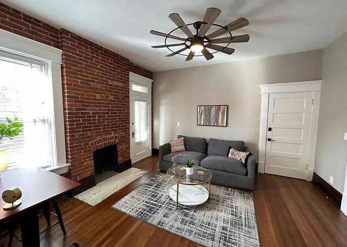 Big Brick 2 Bedroom Apartment In Victorian Village