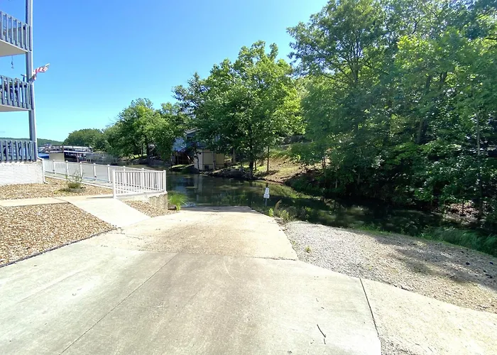 B Lakefront! Remodeled, Boat Slip, Patio Views, Pool, Boat Ramp, Wifi