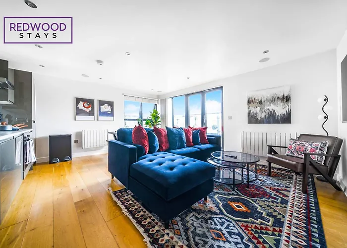 Penthouse Serviced Apartment In Camberley Town Centre With Free Parking, Free Wifi, Lift And Balcony Access By Redwood Stays