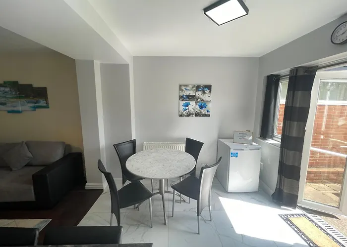 Garden Apartment Nr Heathrow Airport & Elizabeth Line Train Station With Parking For 2 Cars