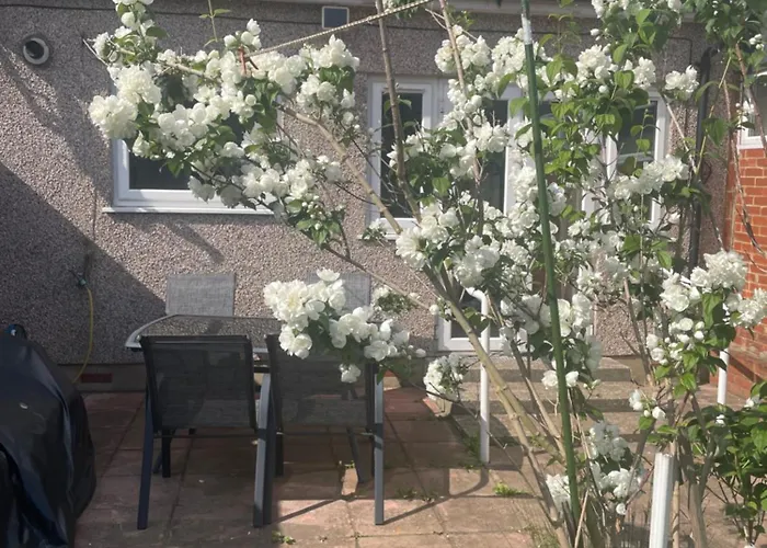 Garden Apartment Nr Heathrow Airport & Elizabeth Line Train Station With Parking For 2 Cars