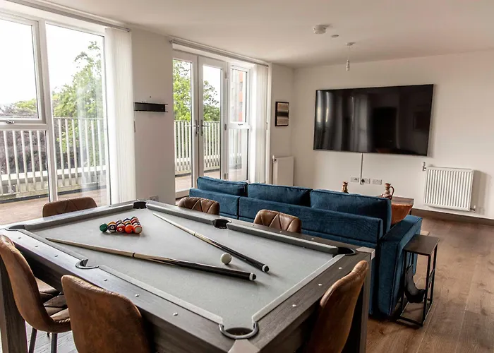 Maidstone Luxury Penthouse 3 Bedroom Apartment & Parking