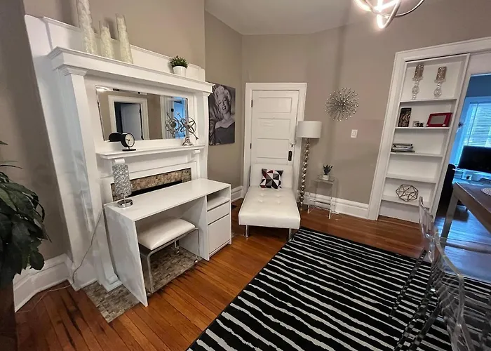 2 Bedroom Totally Renovated And Chic