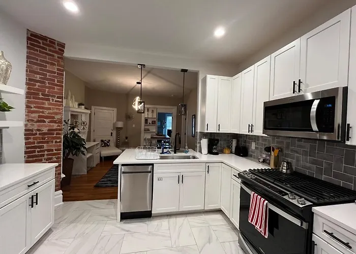 2 Bedroom Totally Renovated And Chic