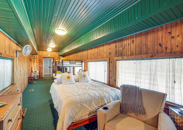 Charming Converted Railcar Studio In Joplin!