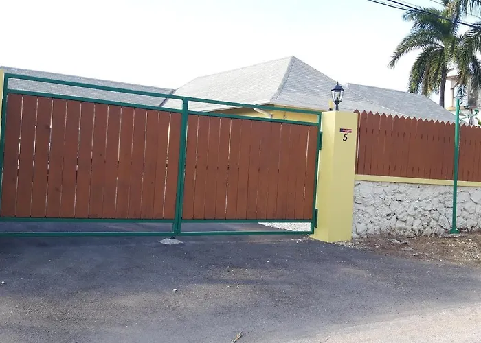 1 Bdr Apt #5 At Ramparts Near Sangster Airport