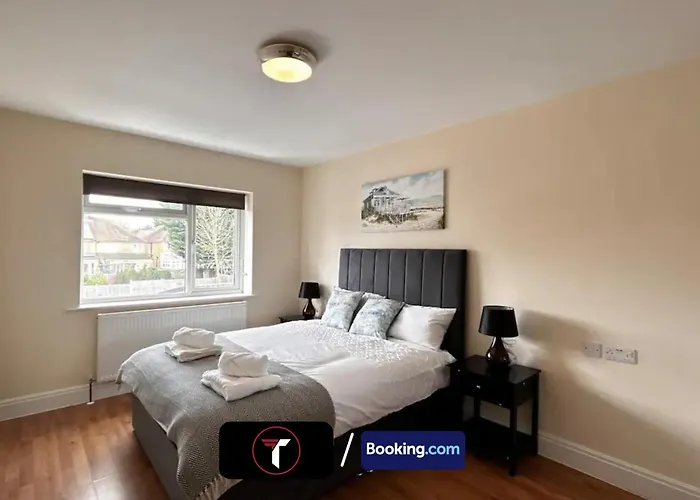 Modern 2 Bedroom Flat By Tara Stays Short Lets & Serviced Accommodation Watford With Free Parking & Nearby Warner Studios