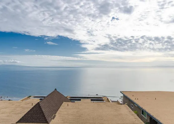 Surf-N-Sand 2-Bedrooms, Malibu