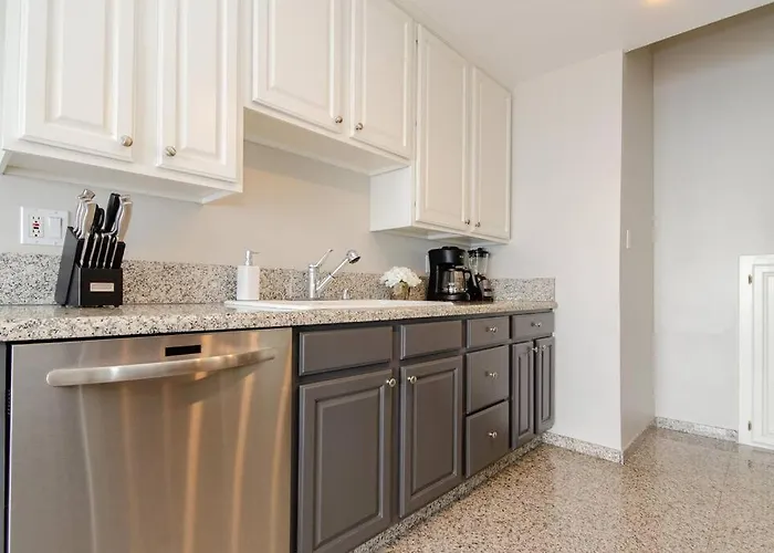 Surf-N-Sand 2-Bedrooms, Malibu