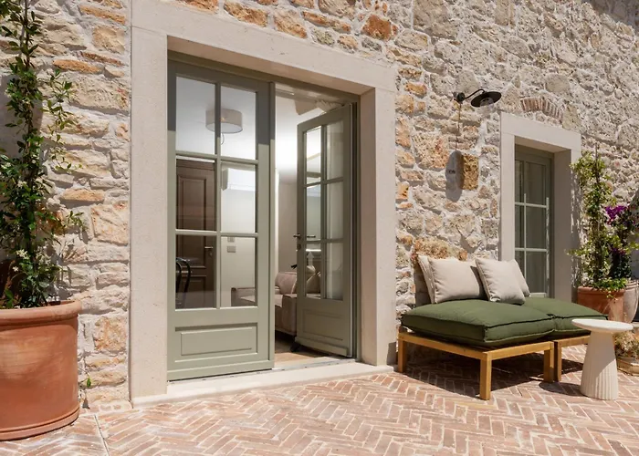 Silent Stone Apartment