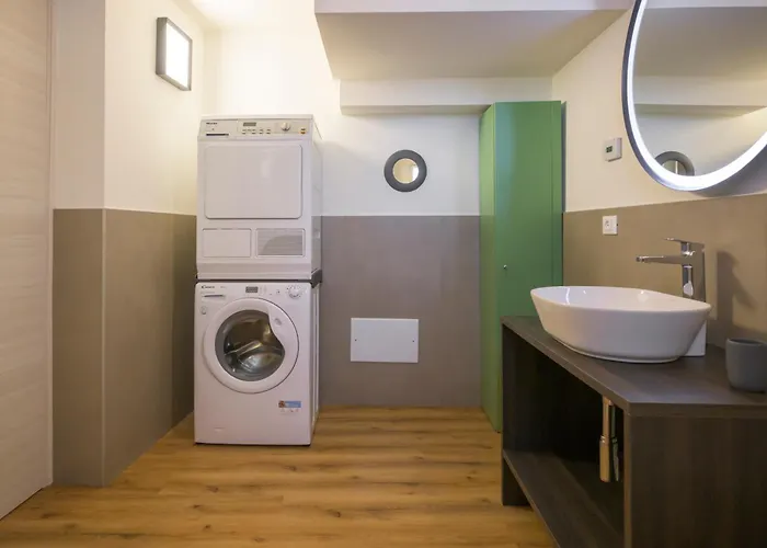 La Cort Apartments 3