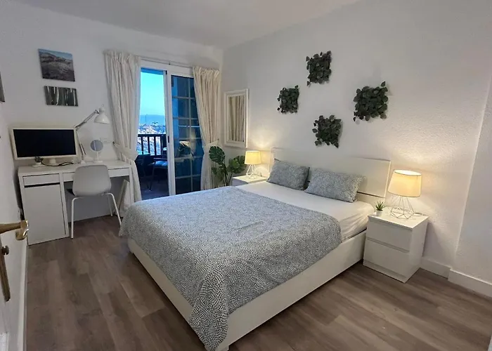 Hübsche Ferienwohnung mit 2 Schlafzimmern, Pool und WLAN, Strandnähe