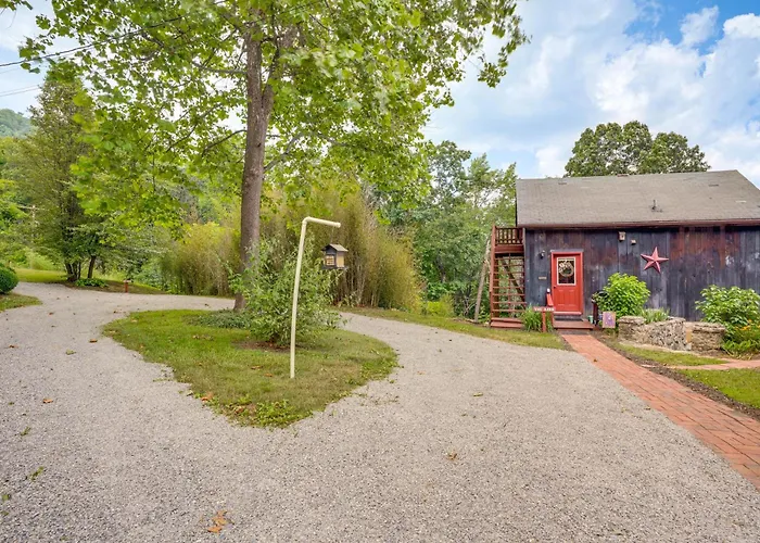 Cozy Luray Cabin W/ Views: Near Hiking Trails!