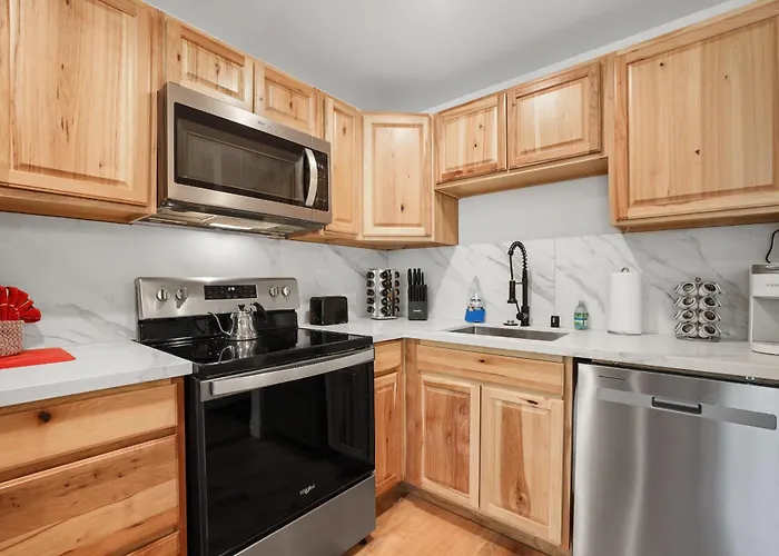 Heavenly Lakeside Retreat Close To Downtown