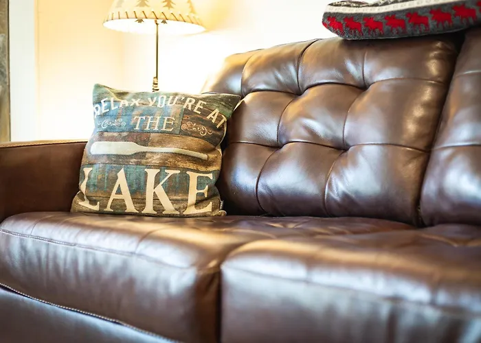Heavenly Lakeside Retreat Close To Downtown