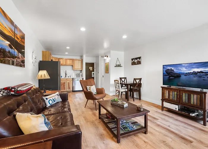 Heavenly Lakeside Retreat Close To Downtown