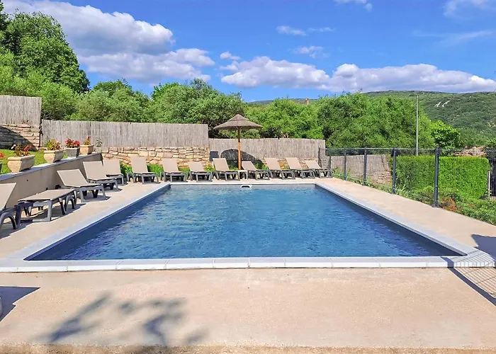 2 Bedroom Awesome Apartment In Vallon Pont Darc