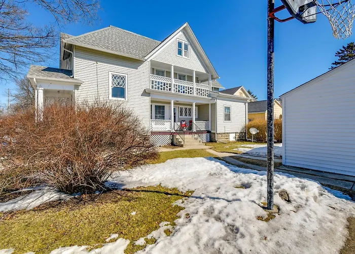 Lake Michigan Vacation Rental: 1 Block To Marina!