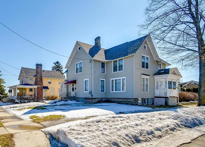 Lake Michigan Vacation Rental: 1 Block To Marina!
