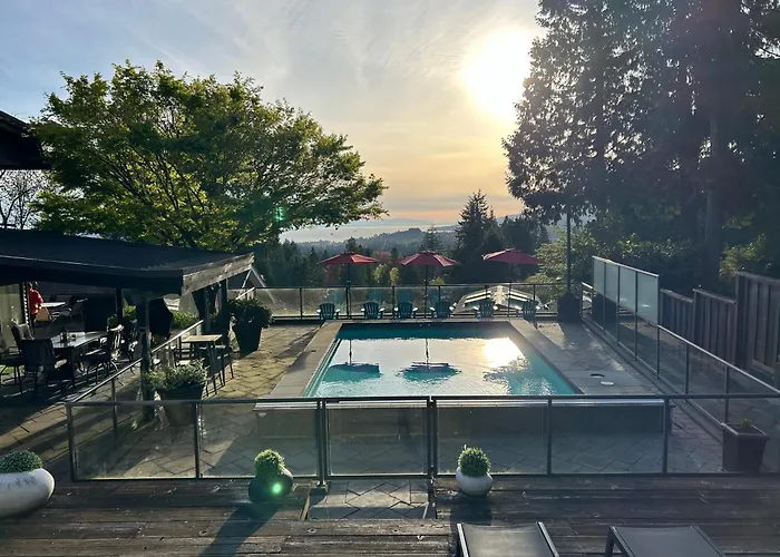 The Lions Self Contained Suite, Shared Pool, Hot Tub, Views
