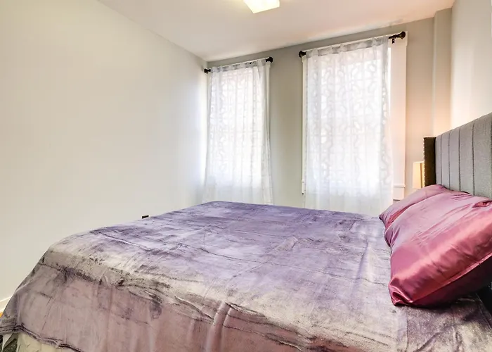 Cozy Water-View Apt In The Heart Of Downtown!