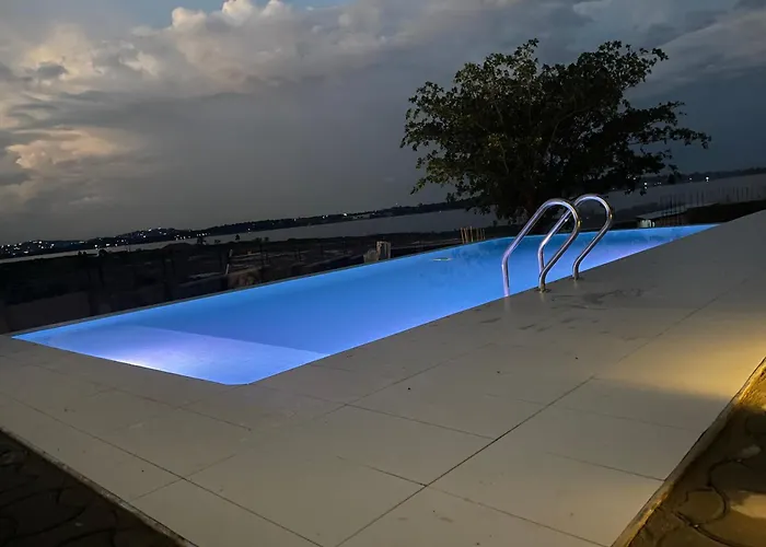 Infinity Pool Villas, Entebbe Airport Shuttle, Free Parking Large Private Pool Wifi 24 Hr Security