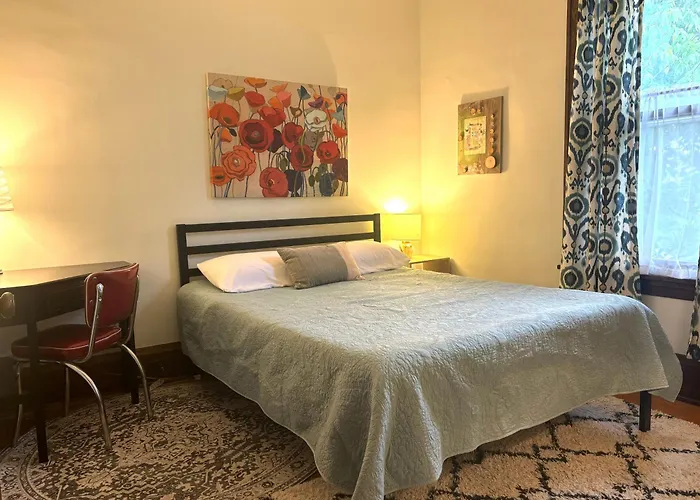 Treetop Apartment In The Heart Of Mpls