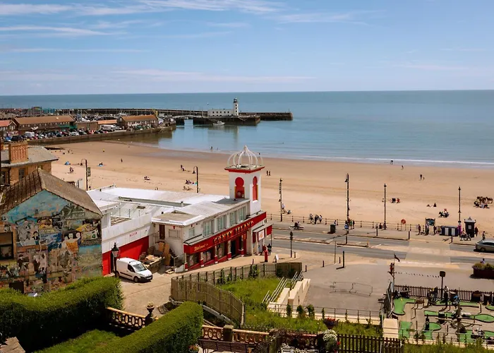 Lighthouse View: Seaside Retreat with Sky TV and Free Parking
