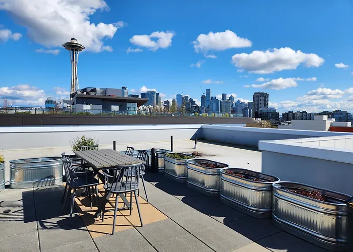 Queen Anne Abode - 1 Block From Cpa! - Free Parking!