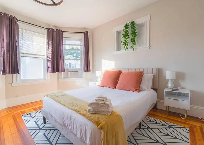 Charming 4 Bdr - Walk To Downtown & Free Parking!