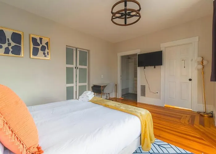 Charming 4 Bdr - Walk To Downtown & Free Parking!
