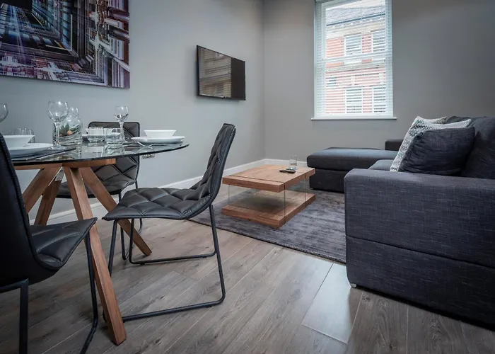 Gordon Moon Suites Bolton Centre Apartments