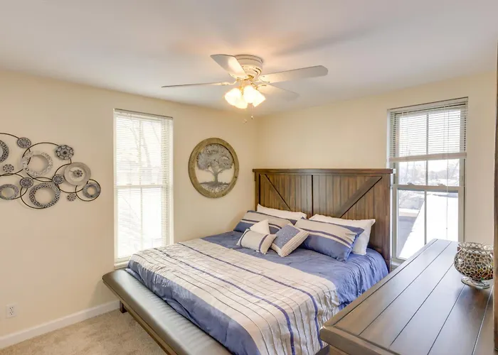 Cozy Delafield Apartment - Walk To Lake!