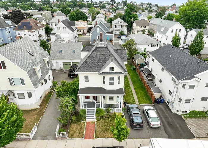 Charming New England Style Apartment 6 Miles To Downtown Boston, 4 Miles To Logan Airport