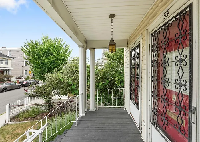 Charming New England Style Apartment 6 Miles To Downtown Boston, 4 Miles To Logan Airport