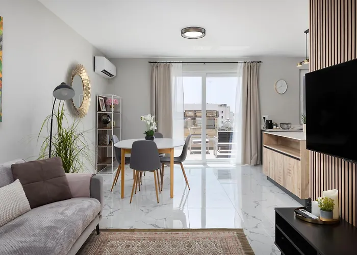 Modern 2Br Cosy Apartment With Large Terrace - Close To Manoel Island & Tigne Shopping Mall