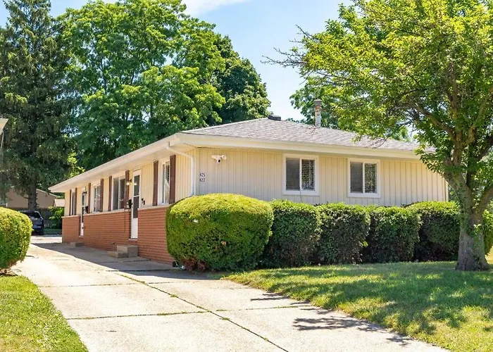 Akron 2 Bed & 1 Bath Close To Everything