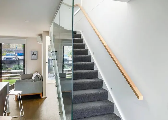 Private Room & Ensuite, In Hosted-Shared Modern 2 Bedroom Apartment - Full Use Of All Home Facilities