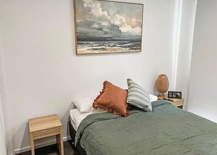 Private Room & Ensuite, In Hosted-Shared Modern 2 Bedroom Apartment - Full Use Of All Home Facilities
