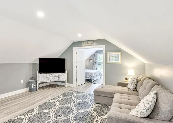 Benton Harbor Apt W/ Balcony + Fire Pit